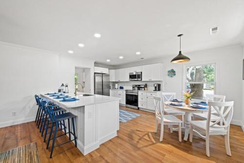 Myrtle Beach Casa | 4 bedroom pool home 1 block from the Beach!