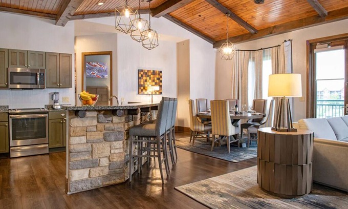 Lake Delton Complejo | 4 Bedroom Presidential Suite, Glacier Canyon Lodge, Waterpark incuded!