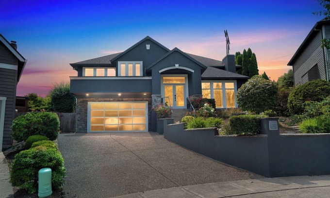Beaverton Casa | 4 Bedroom Serene Escape for the Family with Dedicated Office and Loft Office