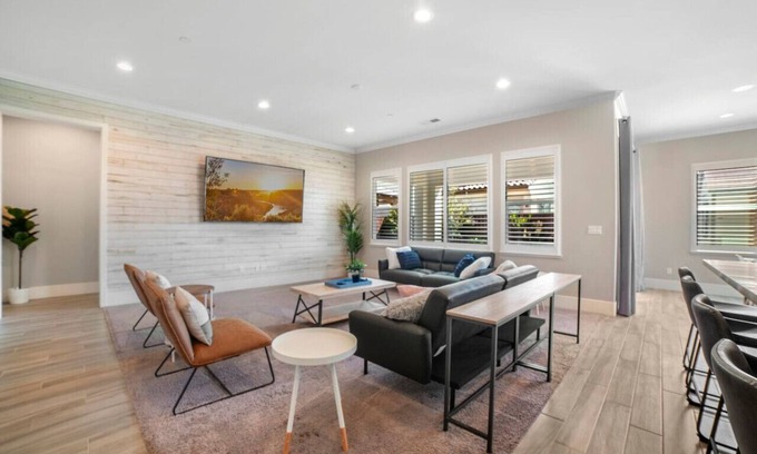 Lodi Casa | 4 Bedroom Sleeps 10 l Family Home l Near Wineries