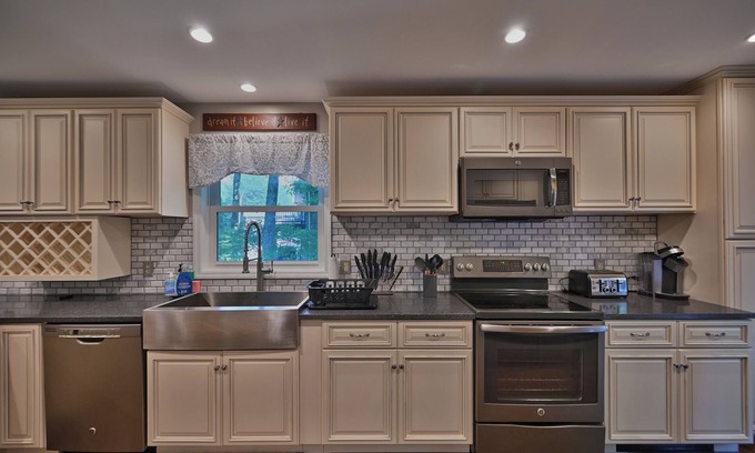 Lake Harmony Estates Cabina | 4 Bedroom SLEEPS 22/with INDOOR HOT TUB/2 MIN TO SKI, INDOOR WATER PARK