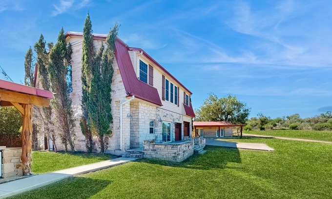 Spicewood Casa | 4-bedroom spacious home with guest house & pool, located on 9 acres of land