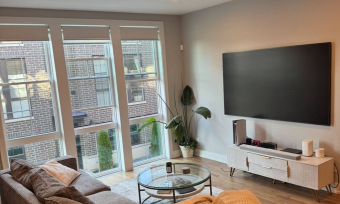 Kenwood Casa | 4-bedroom townhome in superb Chicago