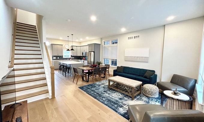 Newtown Casa | 4-bedroom townhome in superb Newtown with WiFi, AC. Enjoy your stay!