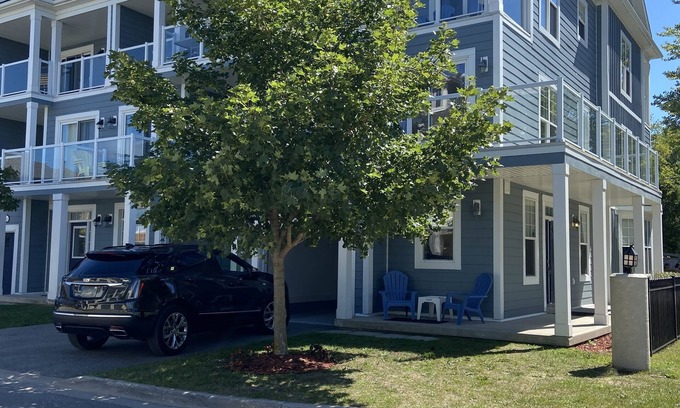 Wasaga Beach Casa | 4 bedroom townhouse in Wasaga Beach, steps to sandy beach, high speed wifi, AC