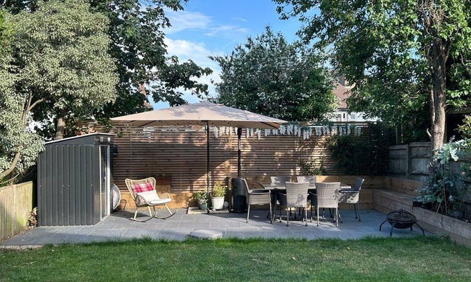 Croham Casa | 4 bedroom Traditional Victorian home with parking.