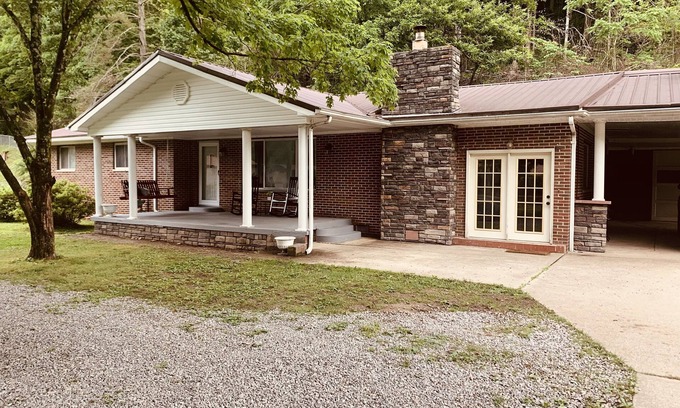 Williamson Casa | 4 bedroom Trail House in Williamson, WV