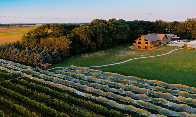 Rutland Casa | 4 bedroom vineyard home near Brookings, SD