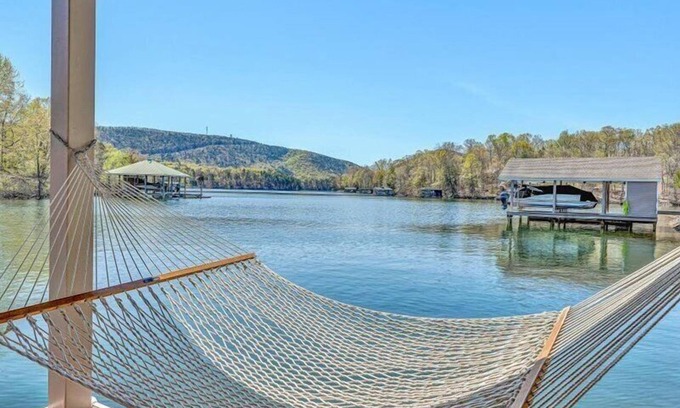 Huddleston Casa | "Retiro de la casa de los sueños" Showplace Home w / Great Dock-Sleeps 8! ¡Wi-Fi gratis! ¡Sala de juego!