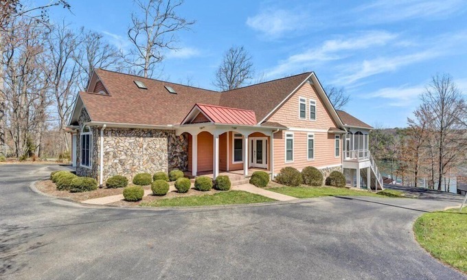 Huddleston Casa | 4 Bedrooms, 2 Flex Rooms, 4 Full Bathrooms, 2 Half Bathrooms! Spacious Waterfront Home w/Many Amenit