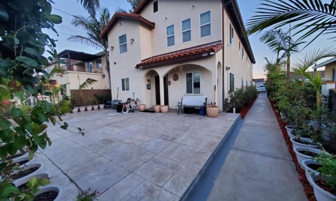 Central San Pedro Casa | 4 Bedrooms 3 Full Bath hops away from Marina & Beach.