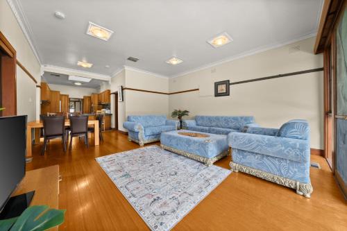 Bentleigh Casa | 4 Bedrooms House Walking to Shops and Restaurants