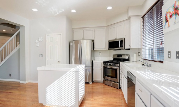 North Stonehurst Casa | 4 Bedrooms only 10 minutes from Oakland Airport, 27 minutes from San Francisco