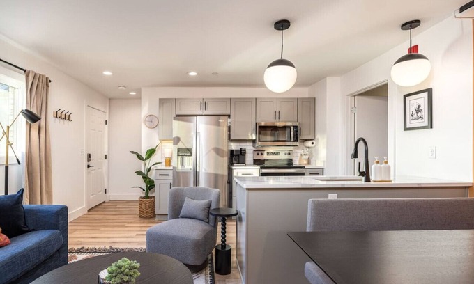 Hillsboro Village Apartamento | 4 Beds 3 Bedroom Updated Condo w/ Desks, Patio + Parking