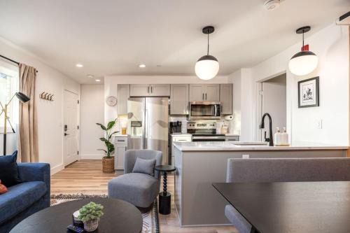 Hillsboro Village Apartamento | 4 Beds 3 Bedroom Updated Condo w Desks Patio and Parking