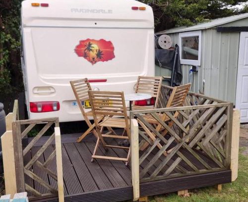 Gravesend Otro | 4 berth caravan in a garden, nestled in the trees