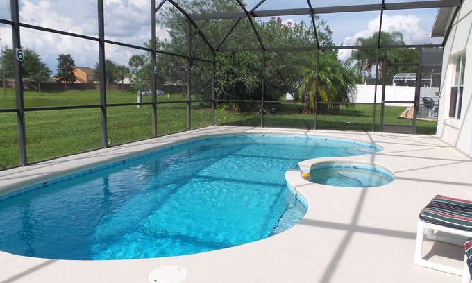 Crescent Lakes Villa | Lovely 4 BR 3 BA, piscina y spa aislados, Netflix WIFI AppleTV, comunidad cerrada