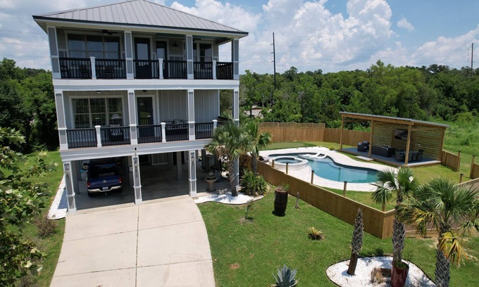 Gulfport Casa | 4 BR/4 Ensuite Bath/Games/Walk to Beach & Heated Pool / Spa