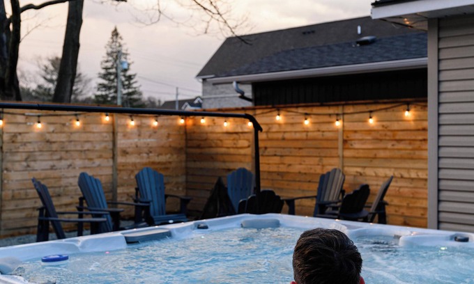 Wasaga Beach Cabaña | 4 BR Beach Cottage: Hot Tub- Firepit-Table tennis