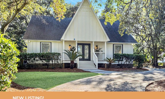 Isle of Palms Casa | 4 BR Beach House w/ Lush Backyard | Pet Friendly