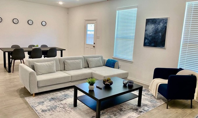 Katy Casa | 4 BR Cheerful Home Long Term Stay Equipped in Katy