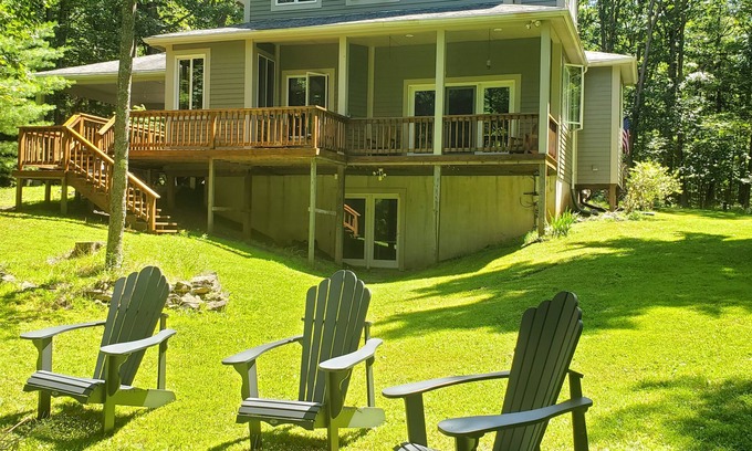 North Glade Hills Casa | 4 BR, Lake Access on 2 acres, private setting, Dogs Welcome!