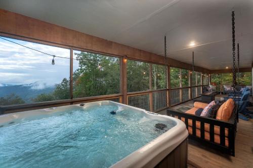 Wolf Laurel Casa | 4 Br Min to Hatley Pointe Sauna Hot Tub Games Wifi