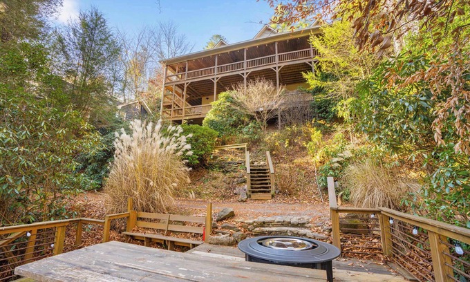 Blue Ridge Casa | 4 BR on Toccoa River, Hot Tub, Fish/Tube from deck! Firepit, Pool Table, Dogs ok