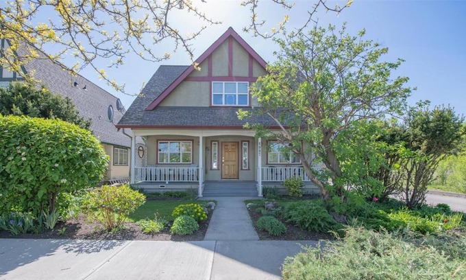 Vernon Cabaña | 4 BR w/ AC Steps From the Lake