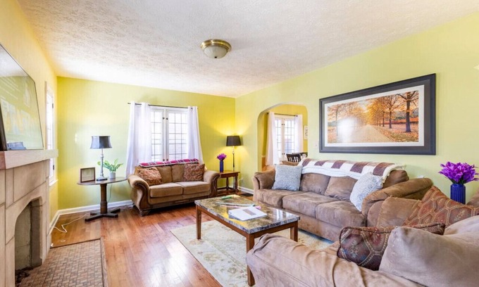 Meridian-Kessler Casa | 4 BRs+King Bed+Game Room+Broadripple+Bars+Spacious