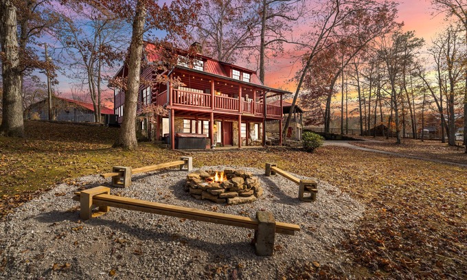 Knoxville Cabina | 4 Cabins, Hottubs, Sauna, 16 acres, UTK/Neyland, Smokies, sleeps 31, Fishing