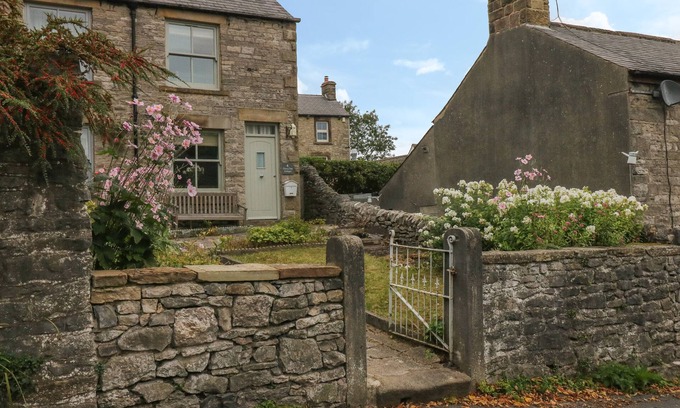 Peak District Cabaña | 4 CHERRY TREE COTTAGES, family friendly, with open fire in Bradwell