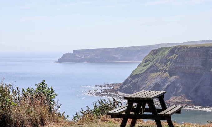 Hinderwell Cabaña | 4 CLIFF COTTAGES, pet friendly, country holiday cottage in Staithes