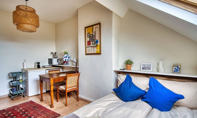 Brussels Apartamento | 4/Comenstay.be/ Cozy 25m2 Studio under the Roof 2minutes walk from Gare du Midi!