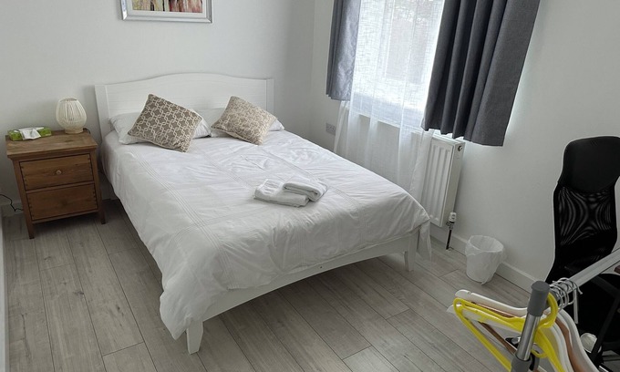 Headington Casa | 4 double bedroom modern house, close to shops , hospitals, Brooks , Headington