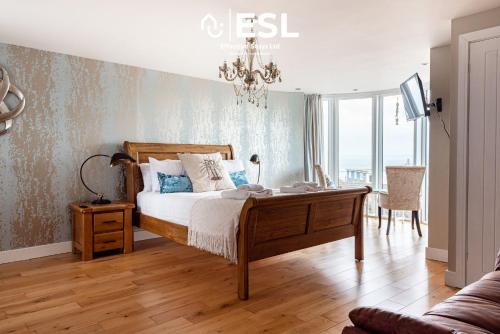 New Quay Casa | 4 En Suite Bedroom Home Overlooking New Quay Sea