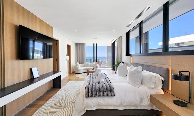Bantry Bay Apartamento | 4-Floor Bantry Bay Villa with Stunning Views