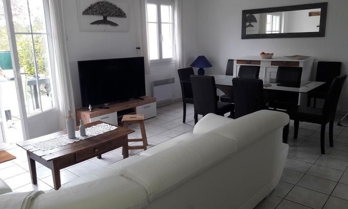Vaux-sur-Mer Casa | 4* gîte 10 min walk from the beach, shared pool, WIFI, private garden, park