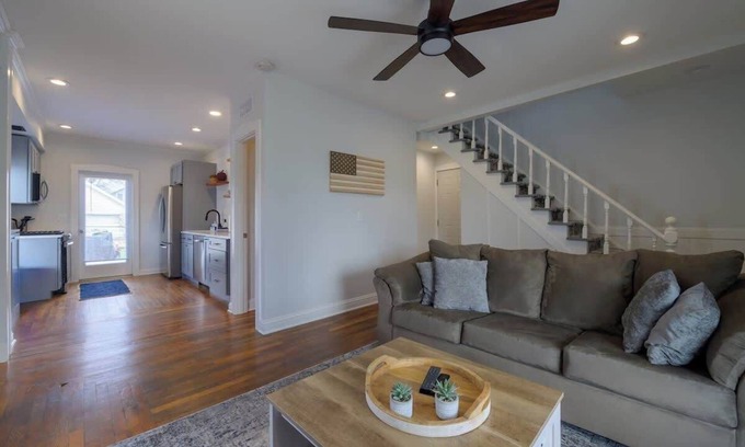 Three Oaks Apartamento | 4 Guest Apt Steps to Journeyman & Downtown 3 Oaks