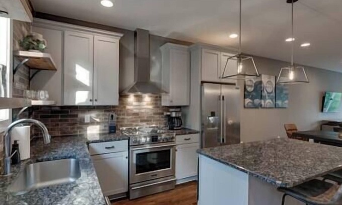 Melrose Casa | 4 Huge Townhomes-12 BDRM total-3 Miles Broadway!