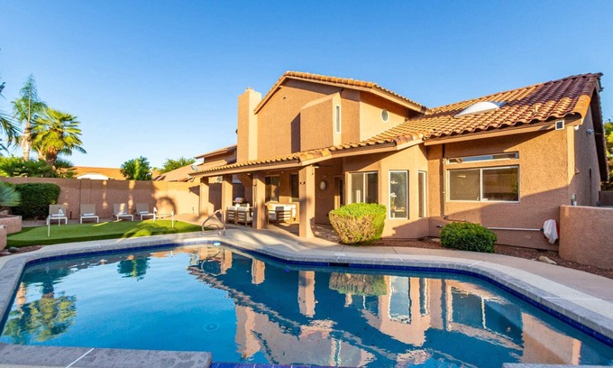Paradise Park Vista Casa | 4 King Beds | 3 Showers | Pool, Hottub & Putt Grn.