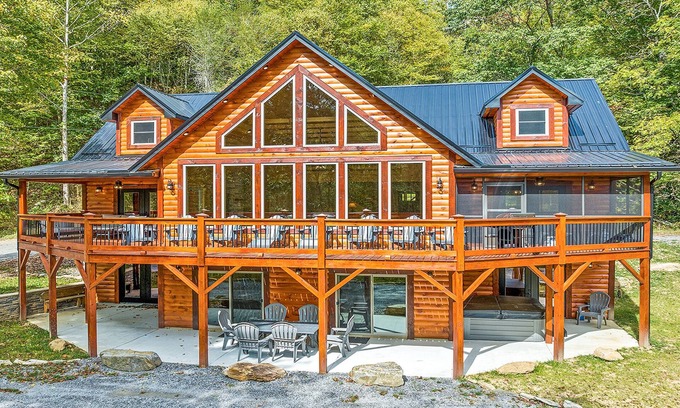 Maggie Valley Cabina | 4 Loves Lodge - Main Home Sleeps 22, 5 BR, 5 1/2 BA, Pet Friendly