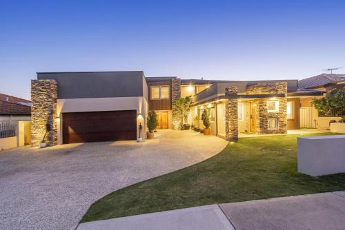 Dianella Casa | 4 Magical Majestic Home Sleeps 8 Huge Backyard