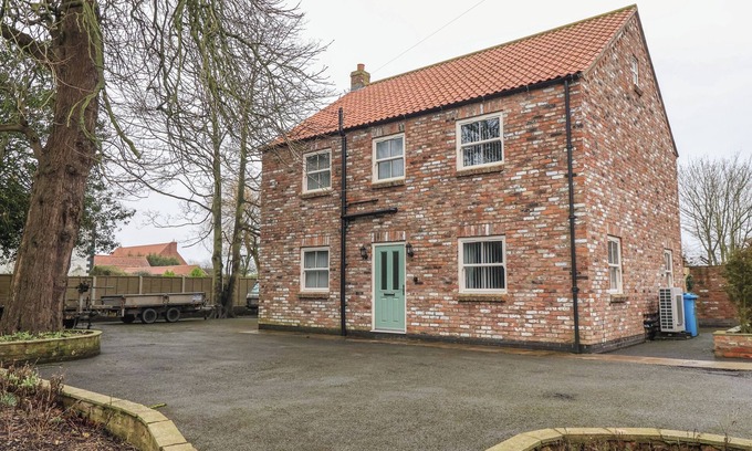Withernsea Cabaña | 4 MANOR GARTH, pet friendly, country holiday cottage in Withernsea