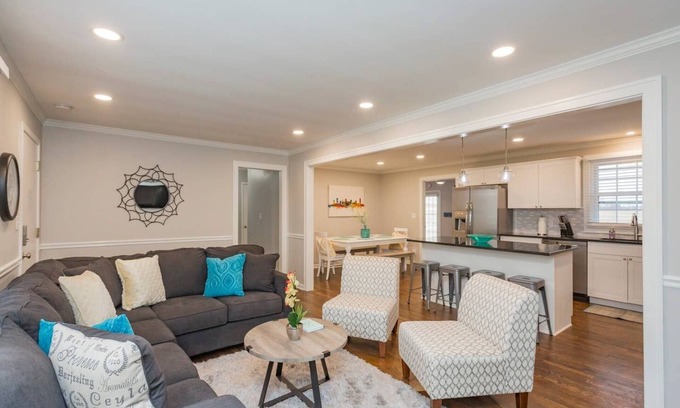 Nashville Casa | Renovación completa 4BD / 2. 5BA, a 4 millas del centro de la ciudad - ¡Bañera de hidromasaje, accesible para discapacitados!