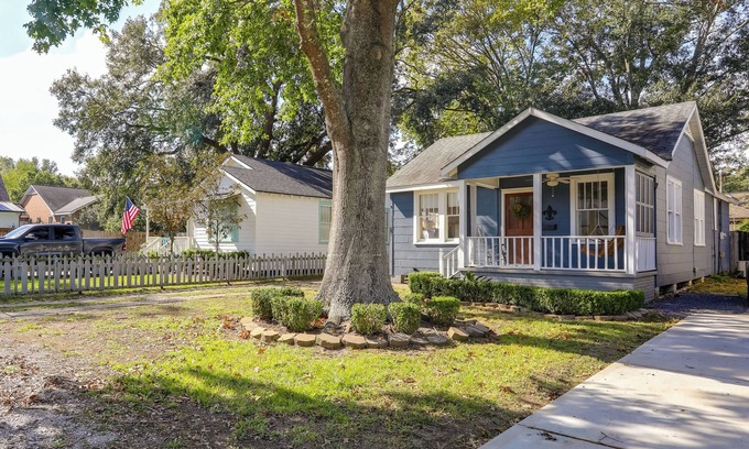 Mid City South Cabaña | 4 Mi to Dtwn: Baton Rouge Bungalow w/ Private Yard