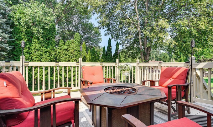 White Bear Lake Casa | 4 Mi to Dtwn: White Bear Lake Home w/ Large Yard
