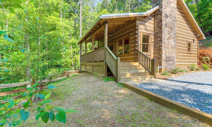 Cherry Log Cabina | 4 Mi to Fall Branch Falls: Peaceful Cabin w/ Deck