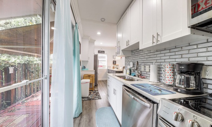 Sailboat Bend Casa | 4 Mi to Fort Lauderdale Beach: Dog-Friendly Home!
