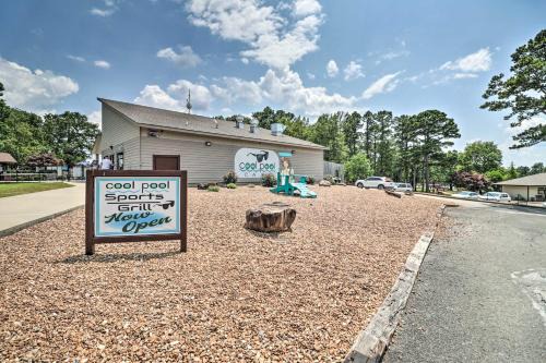 Fairfield Bay Apartamento | 4 Mi to Greers Ferry Lake Condo with Deck and Balcony